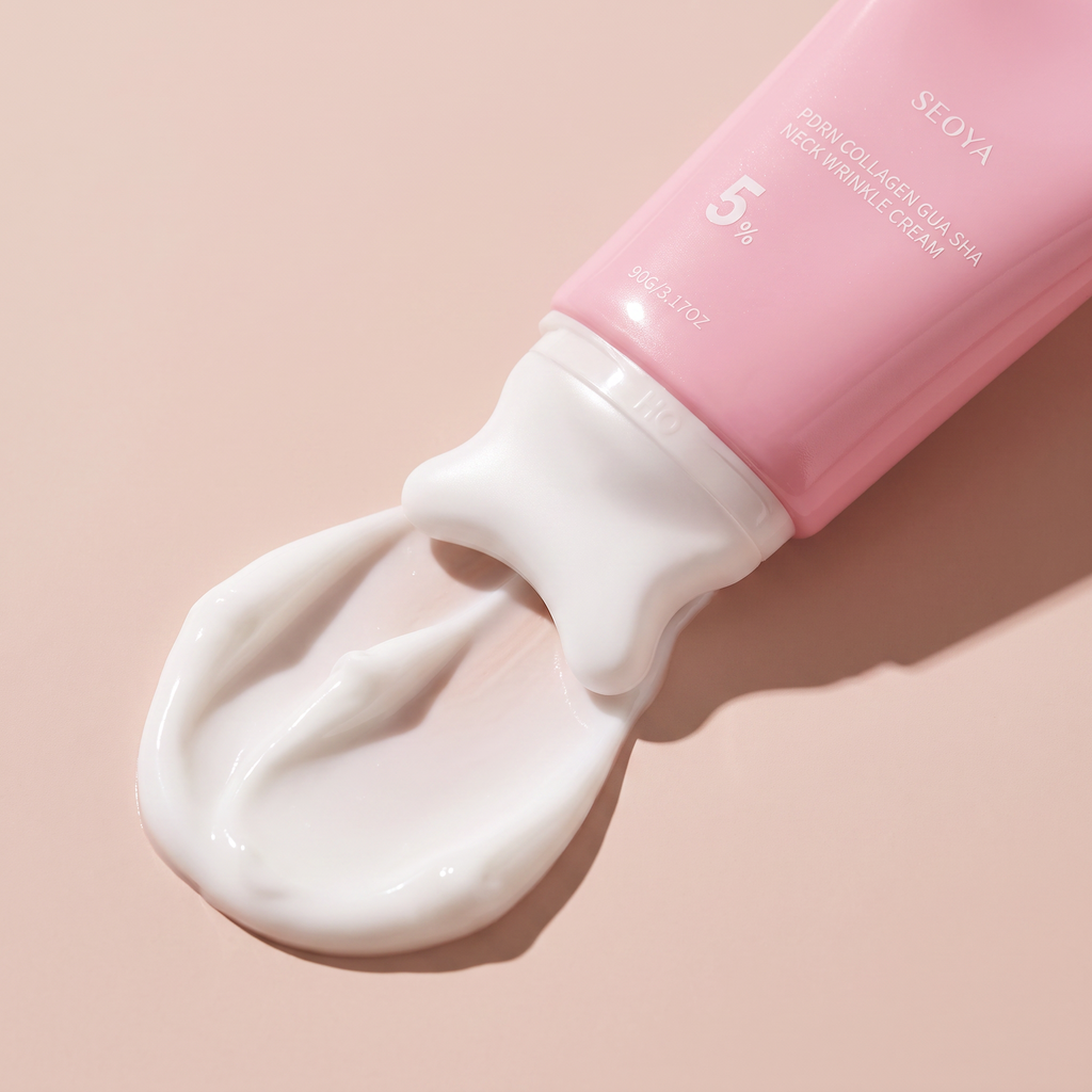 La texture de la crème — tourbillon onctueux à côté du tube