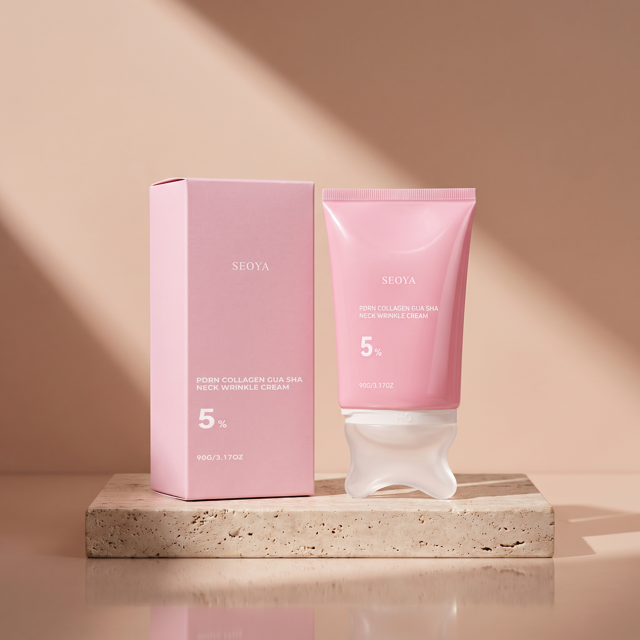 SEOYA Le Lissage — crème cou PDRN collagène avec embout gua sha, tube et étui sur socle en travertin