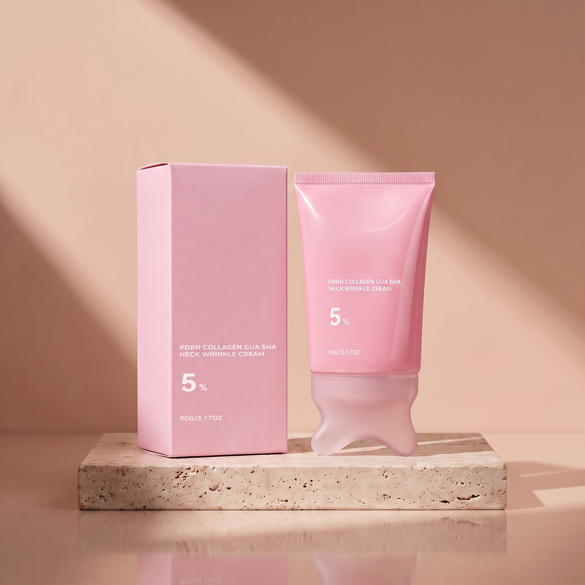 Le Lissage — crème cou PDRN collagène avec embout gua sha rose, tube et étui sur socle en travertin