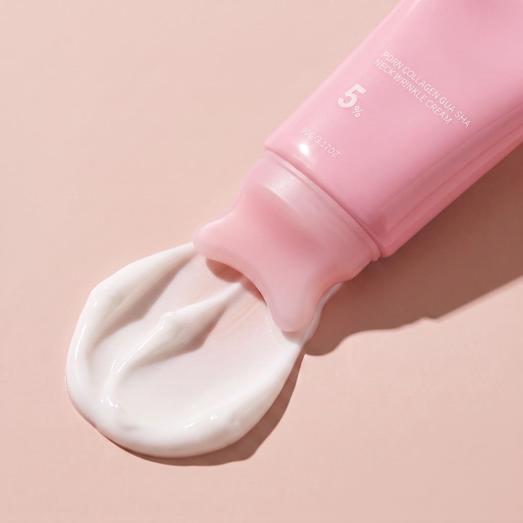 La texture de la crème — tourbillon onctueux à côté du tube