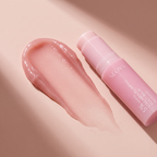La texture du baume — trace satinée rosée à côté du stick